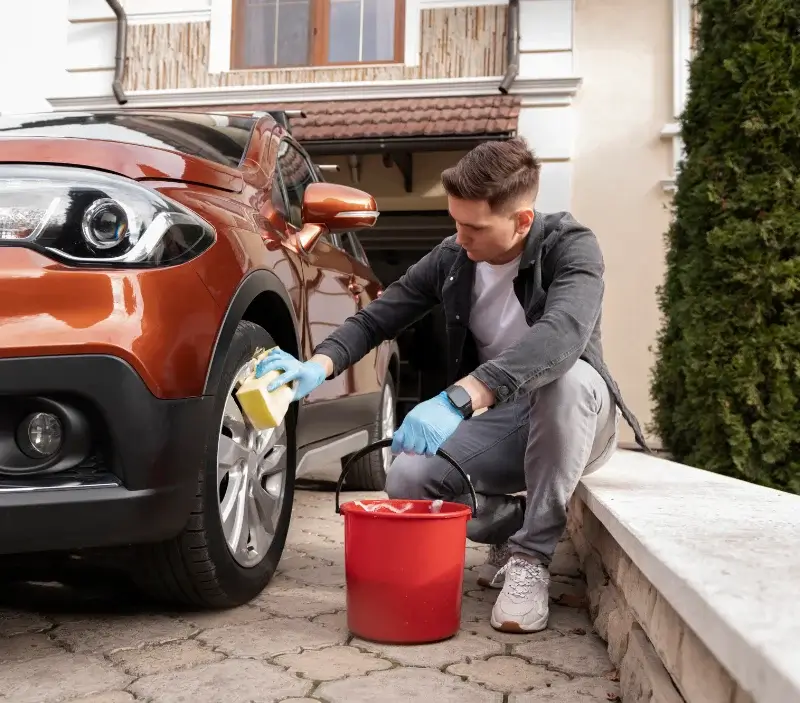 Lavage auto à domicile Antoigné : professionnel intervenant sur un véhicule